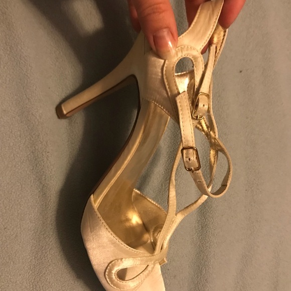 Off white satin strappy heels 👠 7.5 new, no box - Picture 6 of 8